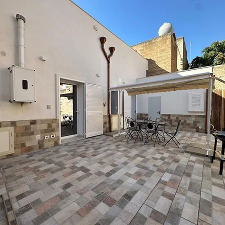 House Nyaraló